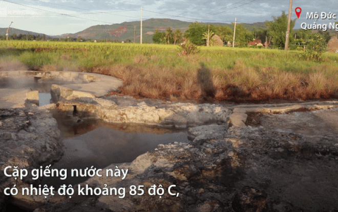 Giếng nước nóng tự nhiên giữa cánh đồng Ảnh 2