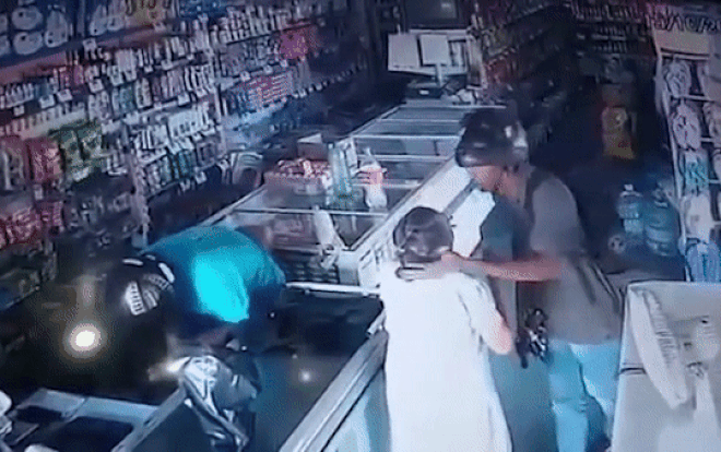 Tên cướp 'chê' tiền, hôn trán cụ bà rồi nói điều không ngờ Ảnh 2