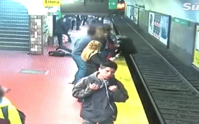 Người phụ nữ bị hất ngã xuống đường ray trước mũi tàu lao tới Ảnh 2