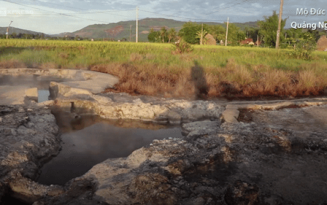 Giếng nước nóng tự nhiên giữa cánh đồng Ảnh 2