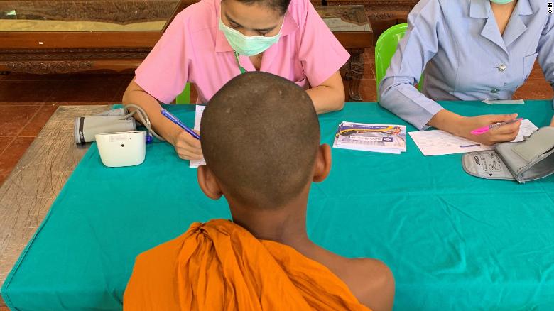 Một nhà sư trẻ đang được kiểm tra sức khỏe..