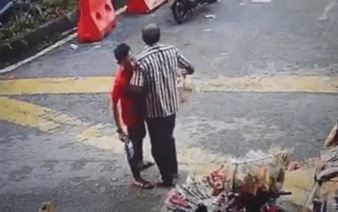 Thanh niên 'mặt dày' ăn trộm bánh mì giữa ban ngày nhưng phản ứng của người xung quanh mới ngỡ ngàng Ảnh 2