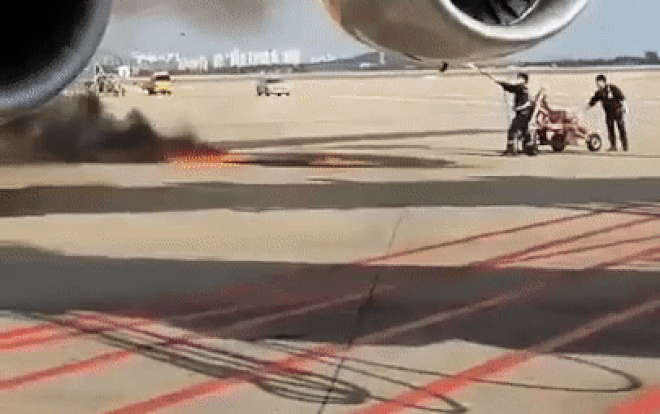 Động cơ máy bay bốc cháy, hành khách hoảng hốt sơ tán Ảnh 2