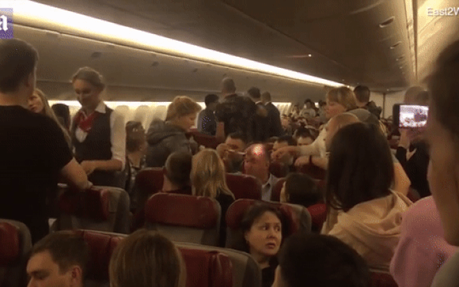 Hành khách choáng váng vì phải ngồi trên 'chuyến bay kinh dị' Ảnh 2