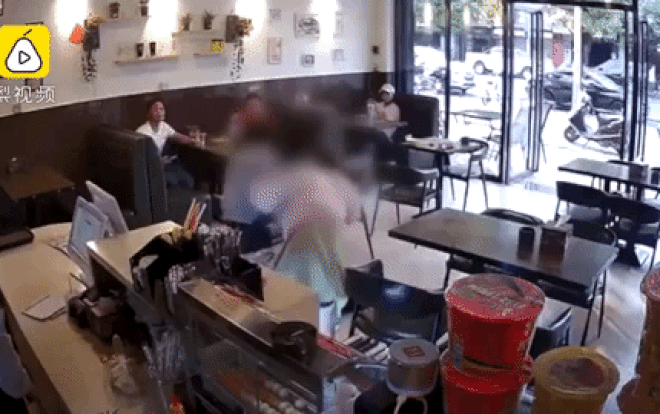 Cô gái bị đánh dã man trong quán trà sữa và thái độ bất ngờ của những người xung quanh Ảnh 2