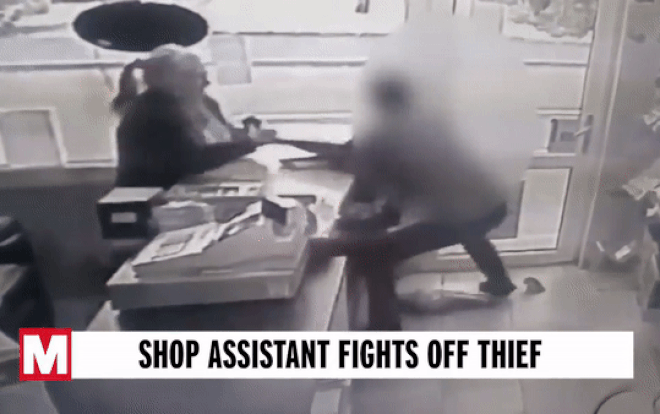 Nhân viên dũng cảm vật lộn, lột áo khoác của tên trộm Ảnh 2
