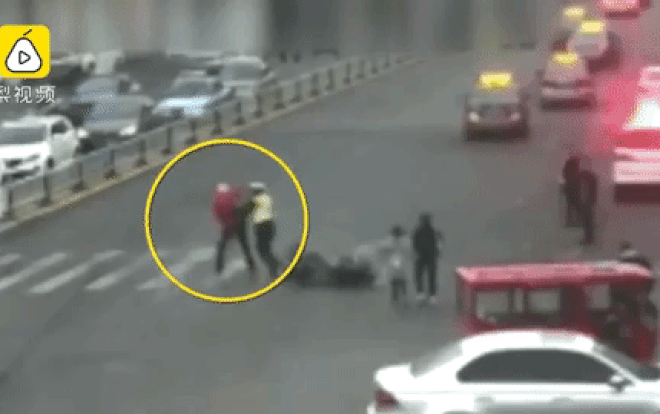 Gây tai nạn còn đánh cảnh sát để bỏ trốn, người đàn ông nhận cái kết đắng Ảnh 2