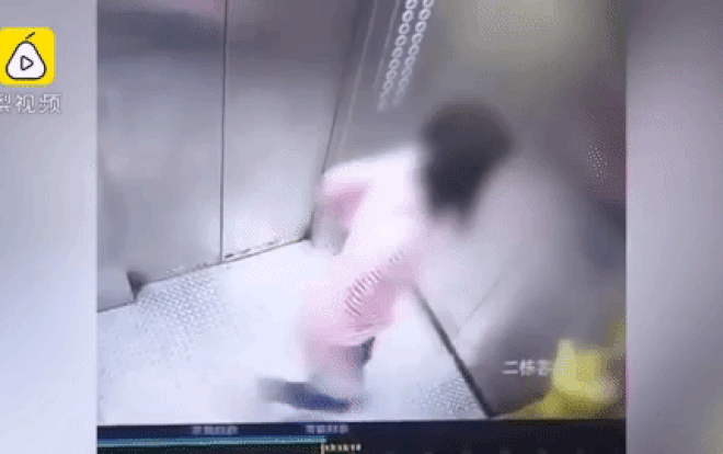 Người mẹ hành hạ con nhỏ dã man trong thang máy khiến dân tình phẫn nộ Ảnh 2