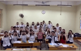 Clip: Chẳng những học sinh mà đến… cô giáo cũng thuộc làu 'Trời giấu trời mang đi' (AMEE) Ảnh 2