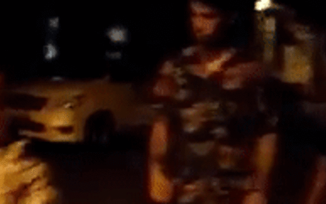 Clip nữ tiểu thương giận dữ vung khóa dây, dọa đánh du khách Tây ở Hội An khiến CĐM xôn xao Ảnh 2