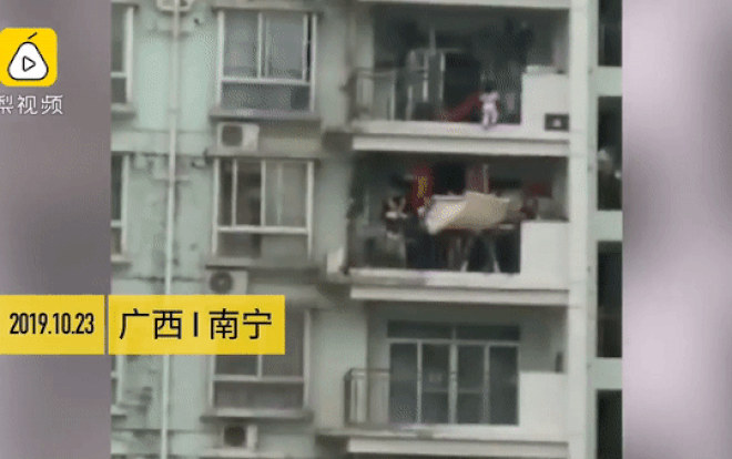 Bé gái treo lơ lửng ngoài ban công tầng 9, hàng xóm hốt hoảng lấy chăn ra hứng Ảnh 2