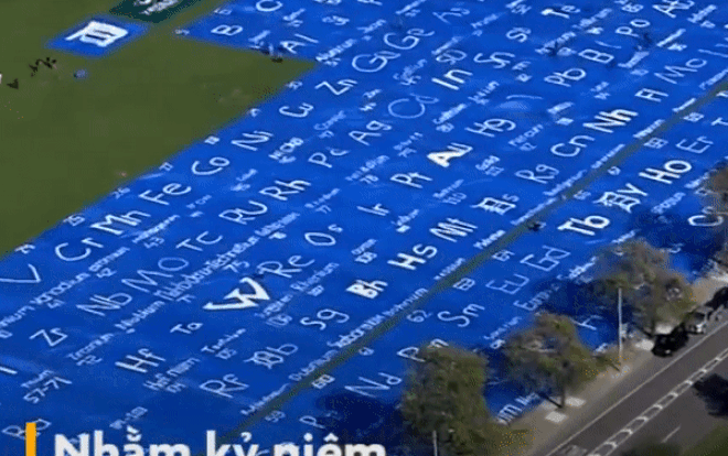 Sinh viên làm bảng tuần hoàn hóa học lớn nhất thế giới Ảnh 2