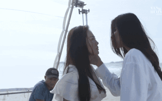 Văn Mai Hương 'tái mặt' vì phải hôn Đồng Ánh Quỳnh đến… 20 lần Ảnh 2