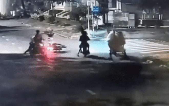 Clip băng nhóm cướp ép xe giật túi xách bất thành, quay lại hành hung cặp đôi rồi cướp xe máy táo tợn ở Sài Gòn Ảnh 2