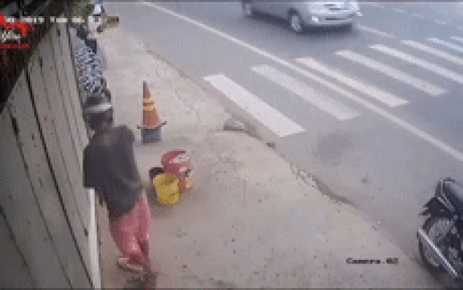 Clip: Người đàn ông đi xe máy trộm… đôi dép tổ ong của người dân rồi bỏ lại dép cũ mèm của mình khiến nhiều người bàn tán Ảnh 2