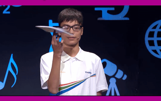 Clip: Nam sinh đường lên đỉnh Olympia thể hiện màn quay sách bằng một ngón tay khiến CĐM thích thú Ảnh 2