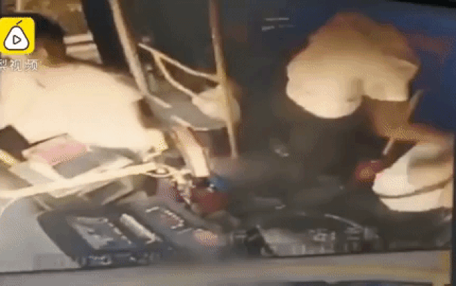 Hành khách đánh tài xế, suýt chút nữa xảy ra tai nạn kinh hoàng Ảnh 2