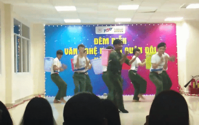 Tiết mục văn nghệ ‘cưng muốn xỉu’ trong kỳ học quân sự của dàn nam sinh trường ĐH Tôn Đức Thắng Ảnh 2