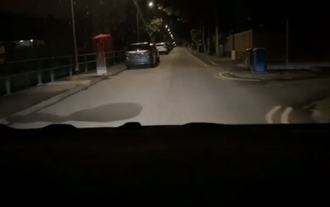 'Bóng ma' cô gái đứng bên đường khiến tài xế 'thót tim' vài ngày trước Halloween Ảnh 2