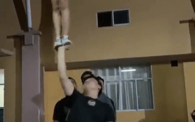 Màn tập nhảy cổ động của học sinh THPT Nguyễn Thượng Hiền với những động tác 'khó nhằn' khiến nhiều người 'thót tim' Ảnh 2