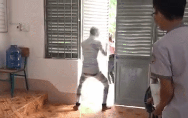 Vừa bước vào lớp cô giáo liền la hét và bỏ chạy khi thấy 'xác ướp sống', sau khi định thần lại mới nhớ ra lí do đặc biệt Ảnh 2