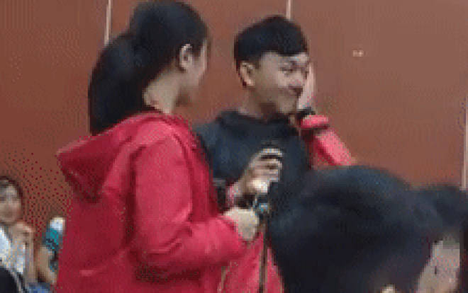 Nam sinh ĐH Sư phạm kỹ thuật TP.HCM mạnh dạn bày tỏ tình cảm với 'đàn chị' giữa hội trường hơn 400 người khiến nhiều người thích thú Ảnh 2