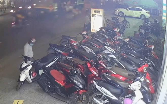 Clip nam thanh niên dàn cảnh đánh lạc hướng bảo vệ để đồng bọn ngang nhiên trộm SH ở Sài Gòn khiến dân tình bức xúc Ảnh 2