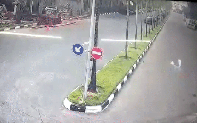 Ô tô đâm hất văng người phụ nữ chạy bộ phía đường đối diện Ảnh 2