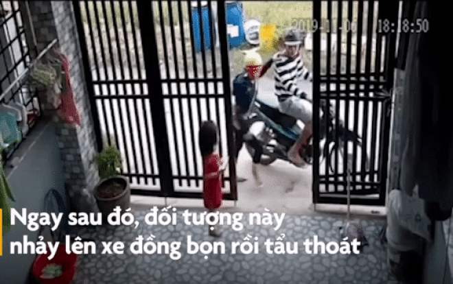 Clip: Bé gái bất ngờ bị đôi nam nữ giật phăng chiếc điện thoại khi đang chơi trước cửa nhà khiến nhiều người bức xúc Ảnh 2