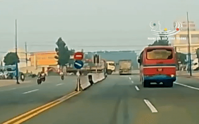 Clip: Va chạm kinh hoàng với xe tải cẩu, xe ben lật nghiêng và đầu xe chổng lên trời Ảnh 2