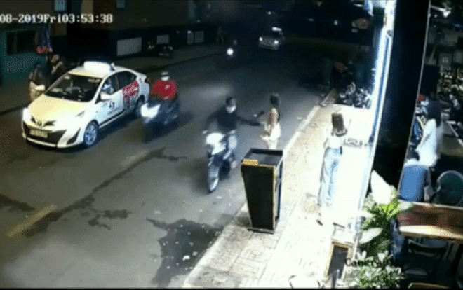 Clip cô gái bị giật túi xách ngã lộn nhào xuống lòng đường ở Sài Gòn khiến nhiều người sợ hãi Ảnh 2