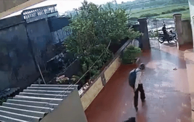 Clip: 2 thanh niên phá cửa cổng, ngang nhiên vào nhà dân 'câu' trộm chó khiến nhiều người bức xúc Ảnh 2