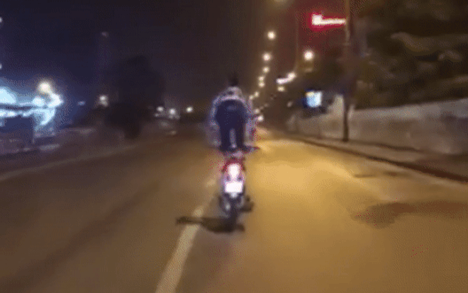 Dựng tóc gáy khi xem clip nam thanh niên bất chấp nguy hiểm đứng trên xe máy đang chạy Ảnh 2