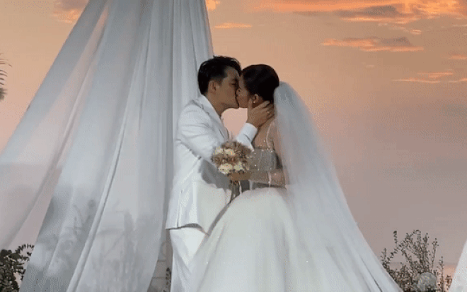 Cận cảnh nụ hôn của Ông Cao Thắng dành cho Đông Nhi trong đám cưới khiến Trấn Thành 'quên' vai trò MC Ảnh 2