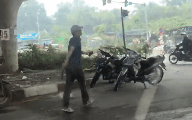 Người đàn ông cầm dao đuổi chém hai cô gái, một người trọng thương phải nhập viện cấp cứu Ảnh 2