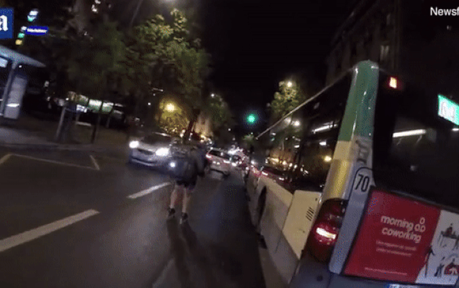 Hết hồn khoảnh khắc ông bố trẻ trượt patin ôm con lạng lách qua dòng xe đông như mắc cửi Ảnh 2