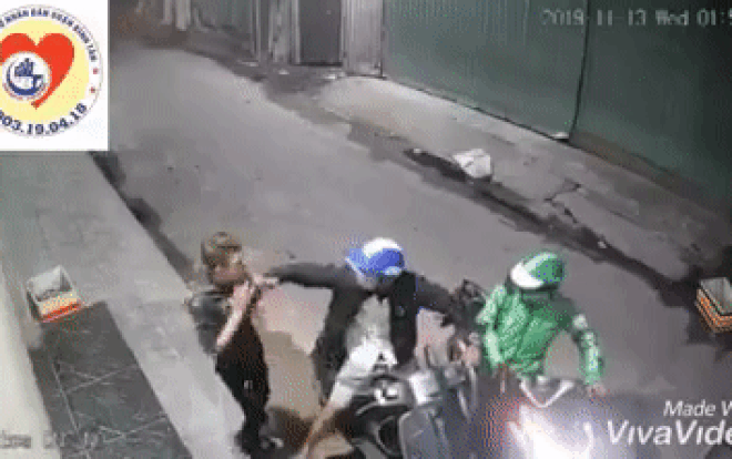 Clip: Đứng trong hẻm vắng, nam thanh niên bị 2 đối tượng táo tợn cướp điện thoại và xe máy vespa Ảnh 2