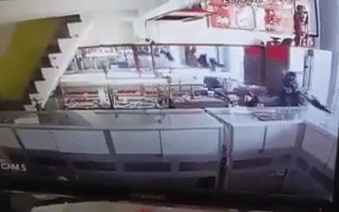 Clip: Cận cảnh 2 thanh niên nổ súng cướp tiệm vàng ở Sài Gòn Ảnh 2