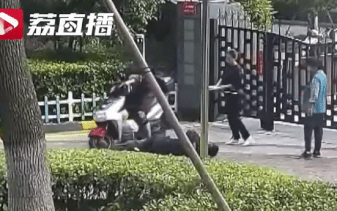 Bị chặn xe trước khu dân cư, shipper đánh luôn bảo vệ vì lý do gây phẫn nộ Ảnh 2