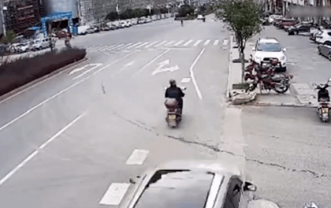 Đạp nhầm chân ga, tài xế lái ô tô lao thẳng lên vỉa hè suýt chút nữa tông vào người đi đường Ảnh 2