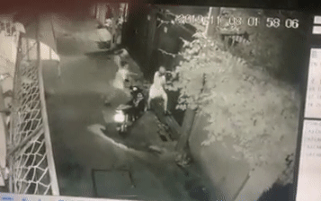 Clip: Cô gái bị nam thanh niên lao tới sàm sỡ, ôm ấp trước cửa nhà giữa đêm khuya khiến người xem sợ hãi Ảnh 2