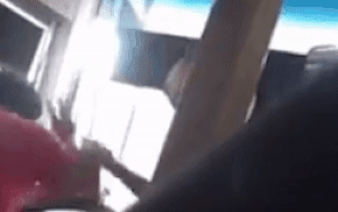 Phẫn nộ clip 2 tên côn đồ lao lên xe khách vừa đánh đập tài xế vừa quát: 'Tao mua 2.000 cái xe không hết tiền' Ảnh 2