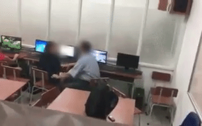 Gã đàn ông ăn mặc lịch sự sờ đùi, vuốt tóc nữ sinh ngay trong lớp học gây bức xúc Ảnh 2