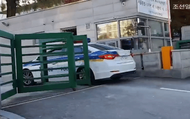 Cảnh sát Hàn Quốc tông bung chốt cổng trường để kịp giờ hộ tống nữ thí sinh muộn giờ thi Đại học Ảnh 2