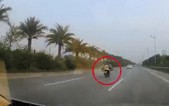 Đi xe máy không đội mũ bảo hiểm lại ôm cua tốc độ cao trên cao tốc Nhật Tân - Nội Bài, 2 người phụ nữ nhận cái kết thương tâm Ảnh 2