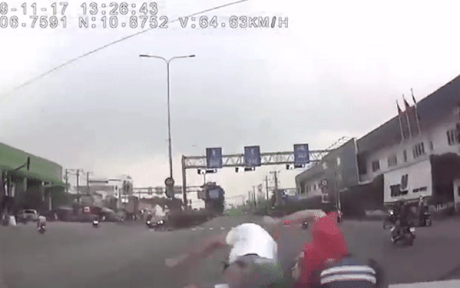 Khiếp vía cảnh chạy xe máy vượt đèn đỏ rồi tạt đầu ô tô, đôi nam nữ bị tông trực diện hất tung lên trời Ảnh 2