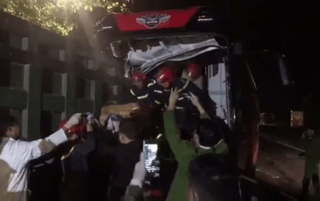 Hàng chục cảnh sát cạy cửa xe khách giải cứu 3 người mắc kẹt trong ô tô sau tai nạn Ảnh 2