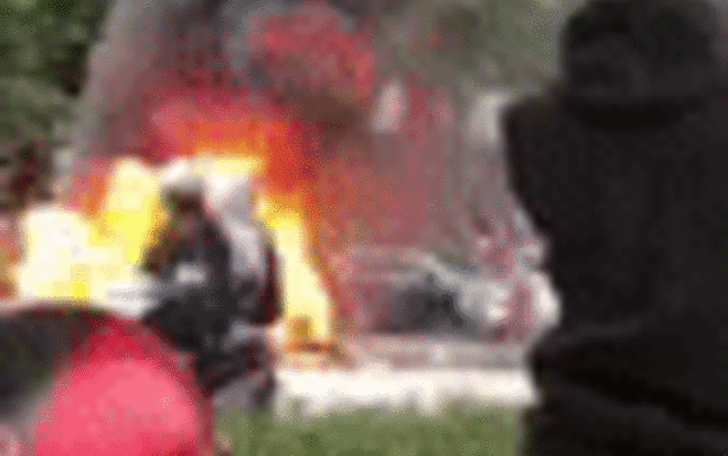 Cận cảnh hiện trường Mercedes bốc cháy dữ dội trên đường phố Hà Nội sau khi gây tai nạn khiến 1 phụ nữ tử vong tại chỗ Ảnh 2