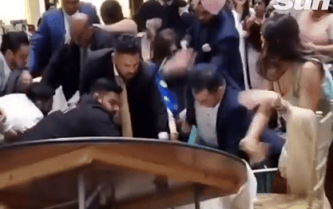 Đi dự lễ cưới, khách mời đột nhiên lao vào choảng nhau như có thù truyền kiếp Ảnh 2