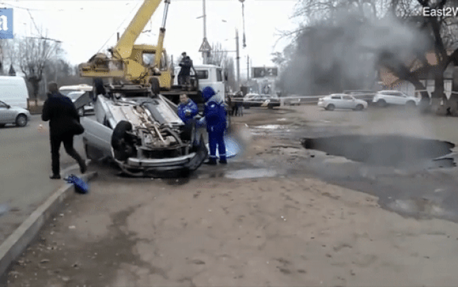 Ô tô rơi xuống hố nước nóng 75 độ C giữa đường, hai người chết thảm Ảnh 2